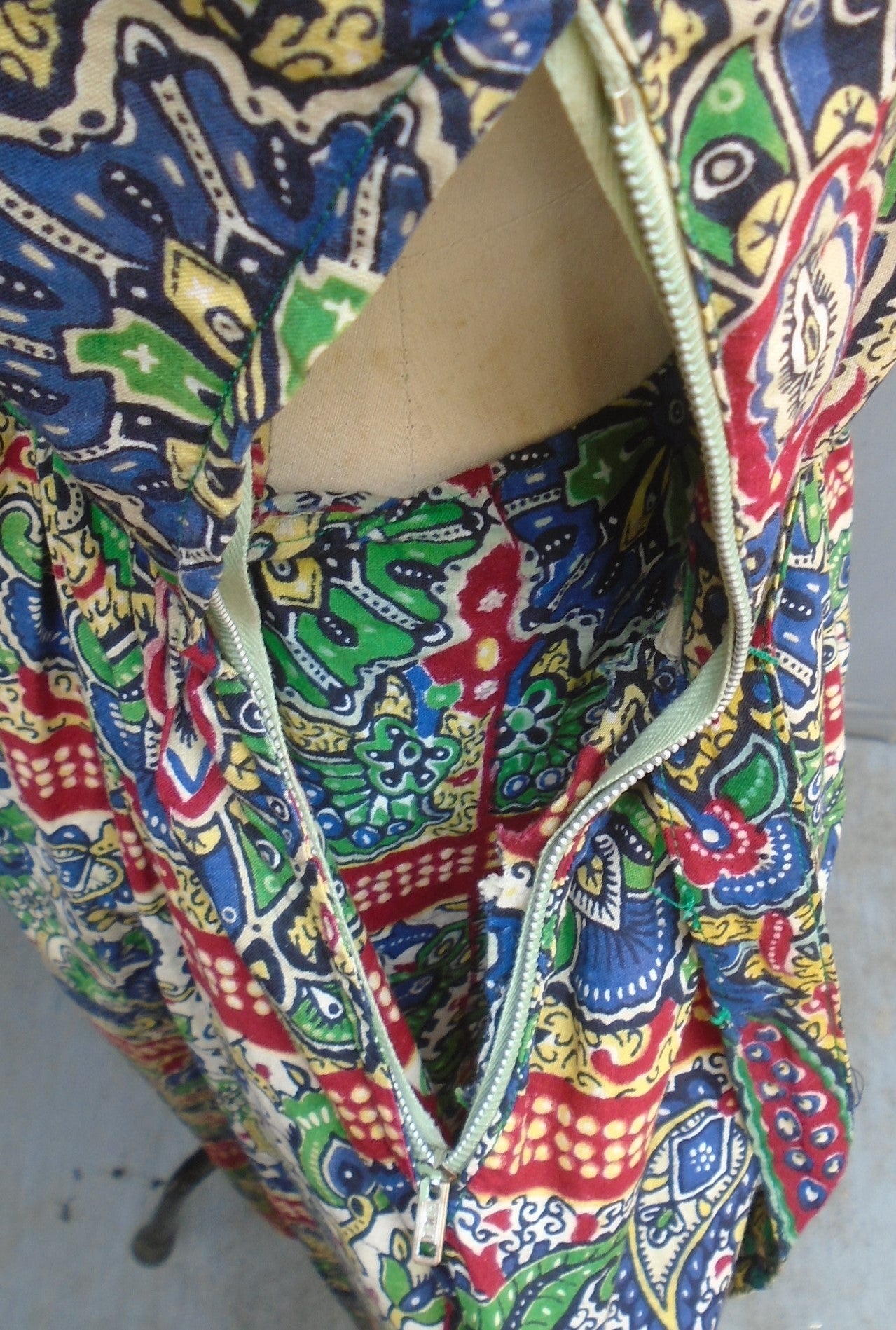 Vintage 1950s Dress Bold Print Red Green Blue Cotton Patio UK S