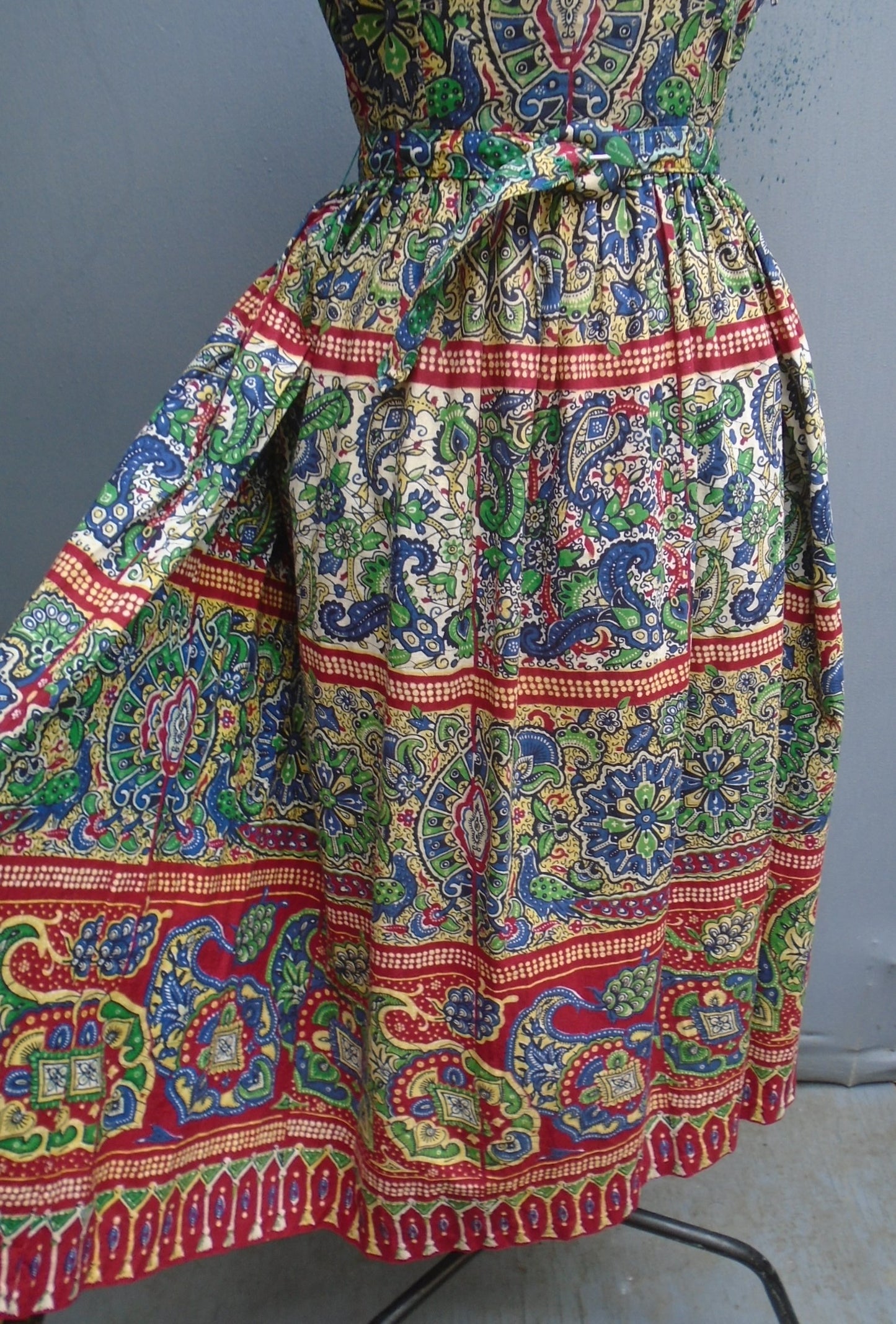 Vintage 1950s Dress Bold Print Red Green Blue Cotton Patio UK S