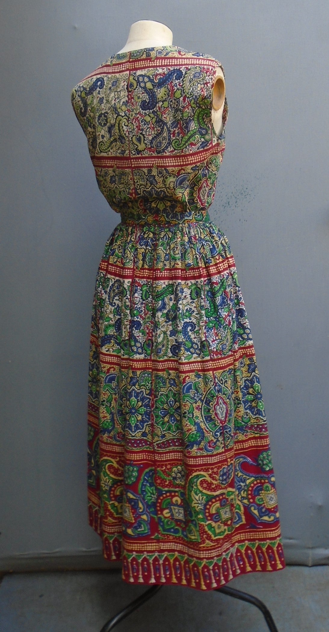 Vintage 1950s Dress Bold Print Red Green Blue Cotton Patio UK S