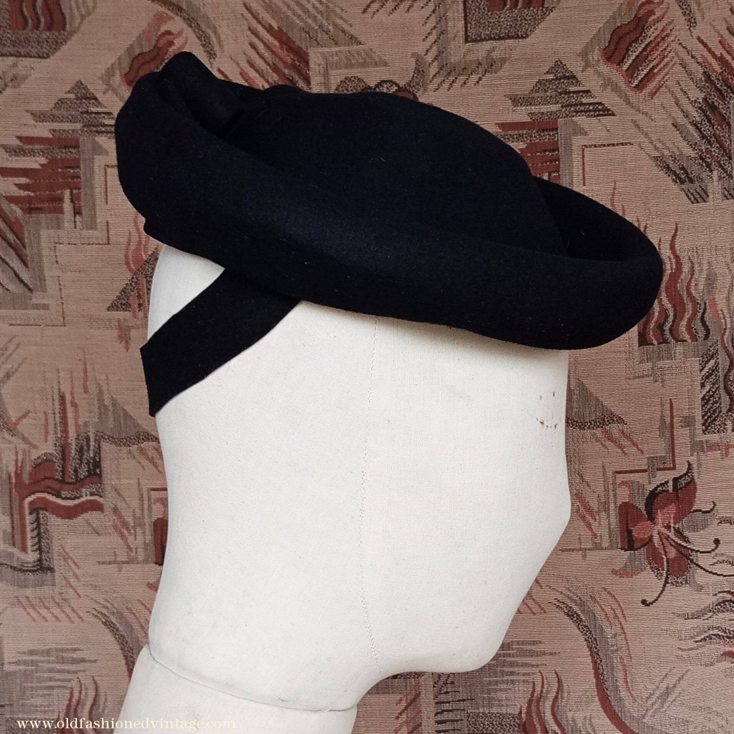 Vintage 1940s Black Felt Hat Perch Tilt Brimmed Beret Topper