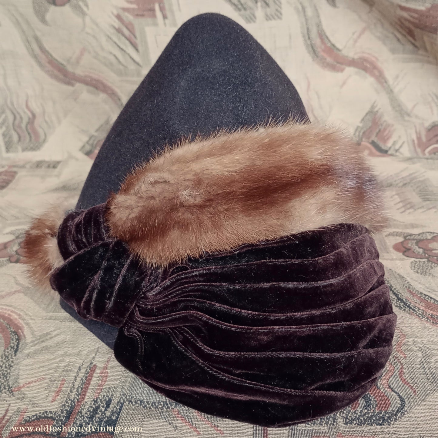 Wonderful Vintage 1930s 1940s Brown Felt Hat Cone Toque Velvet & Fur Trim