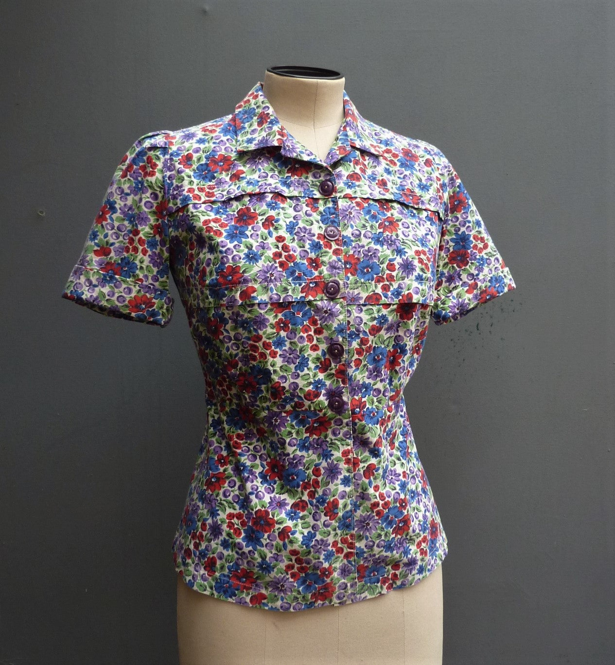 Vintage 1940s Handmade Blouse Floral Novelty Print Cotton Deco Buttons XS