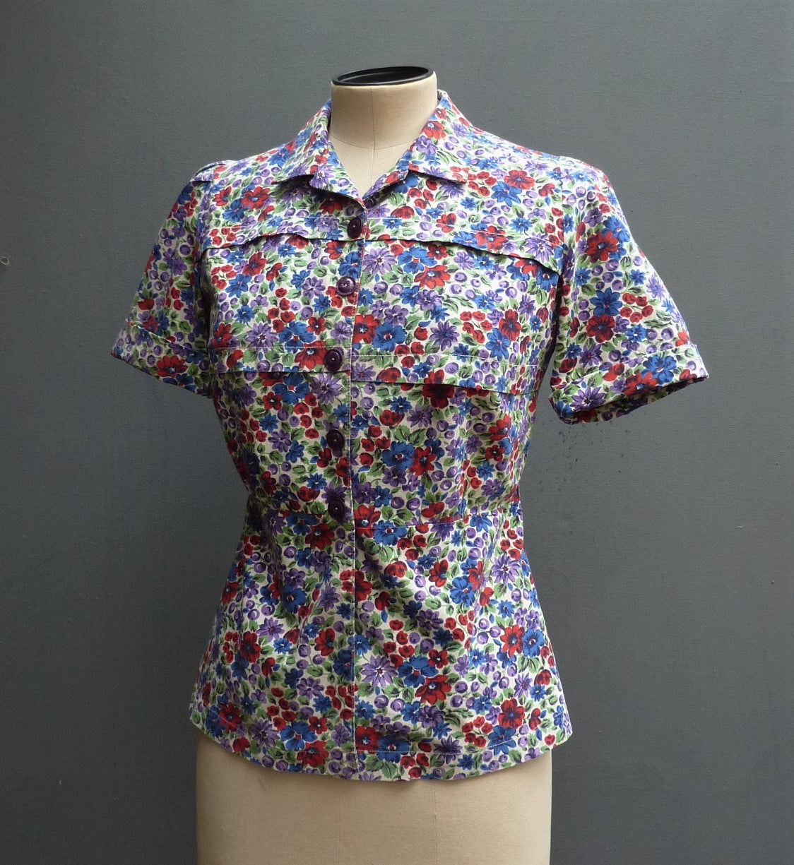 Vintage 1940s Handmade Blouse Floral Novelty Print Cotton Deco Buttons XS