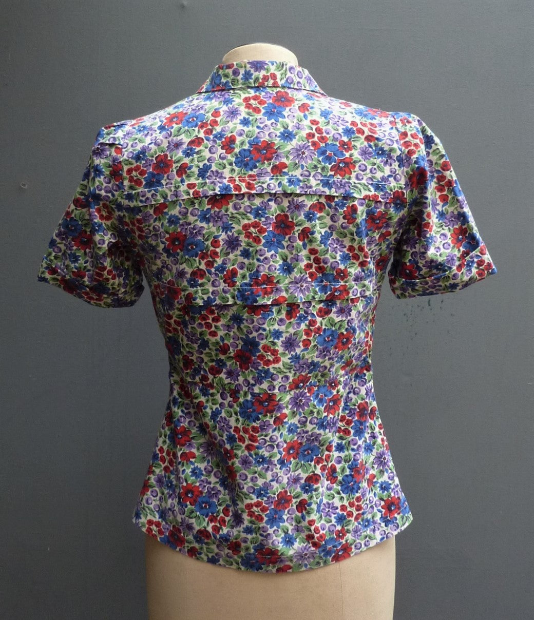Vintage 1940s Handmade Blouse Floral Novelty Print Cotton Deco Buttons XS