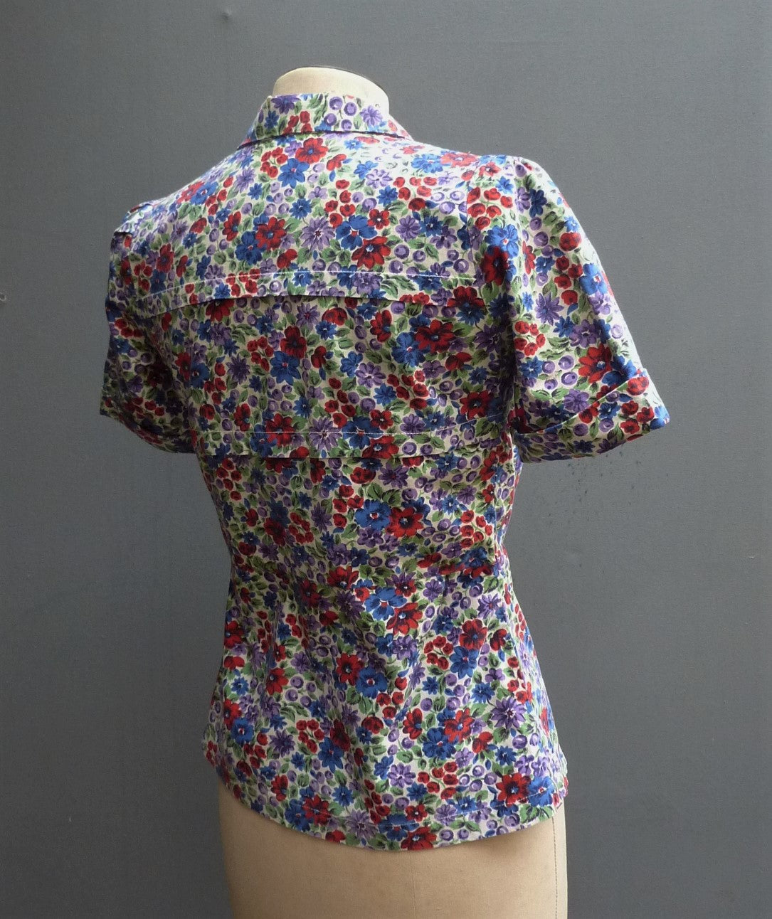 Vintage 1940s Handmade Blouse Floral Novelty Print Cotton Deco Buttons XS