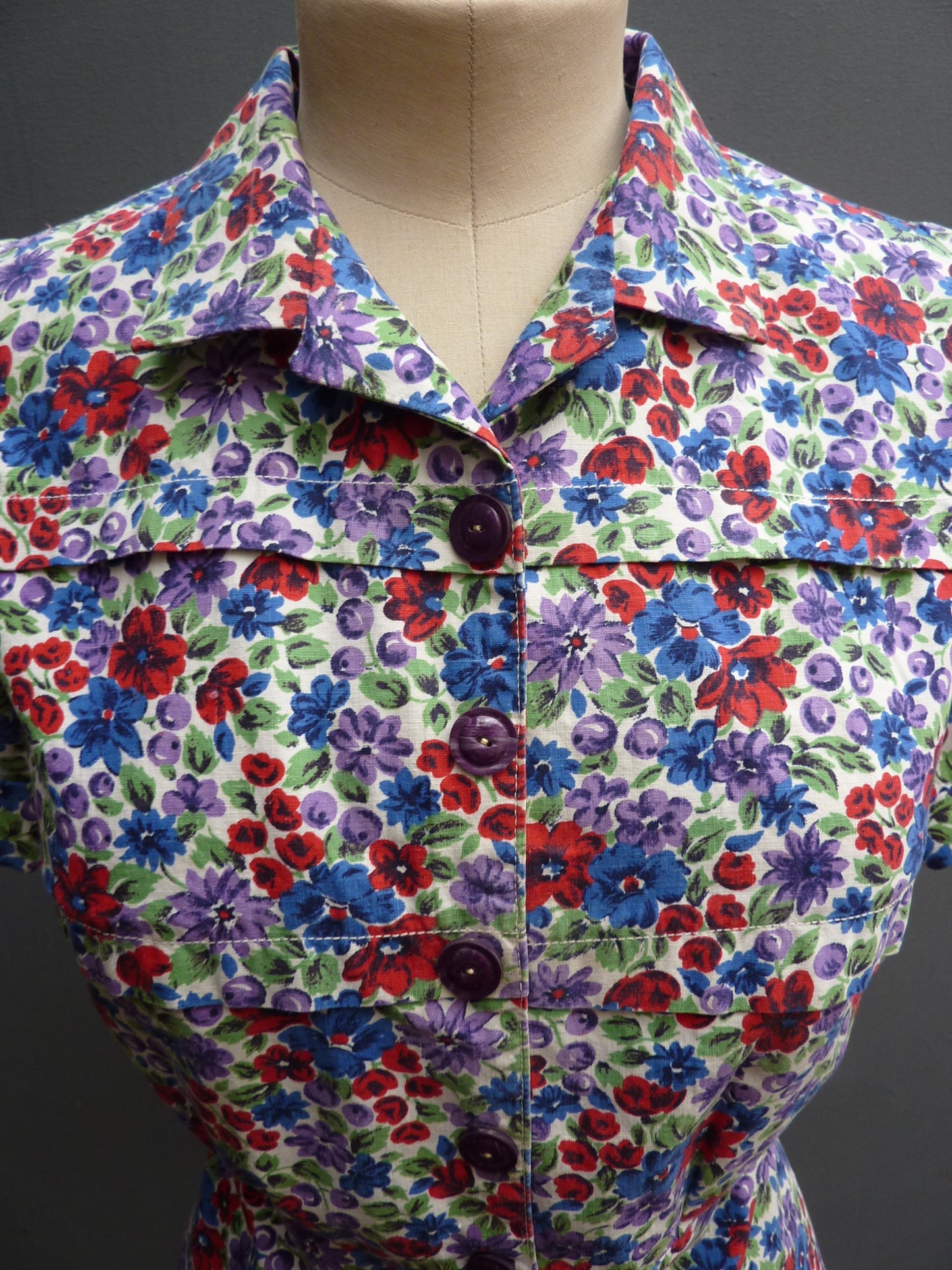 Vintage 1940s Handmade Blouse Floral Novelty Print Cotton Deco Buttons XS