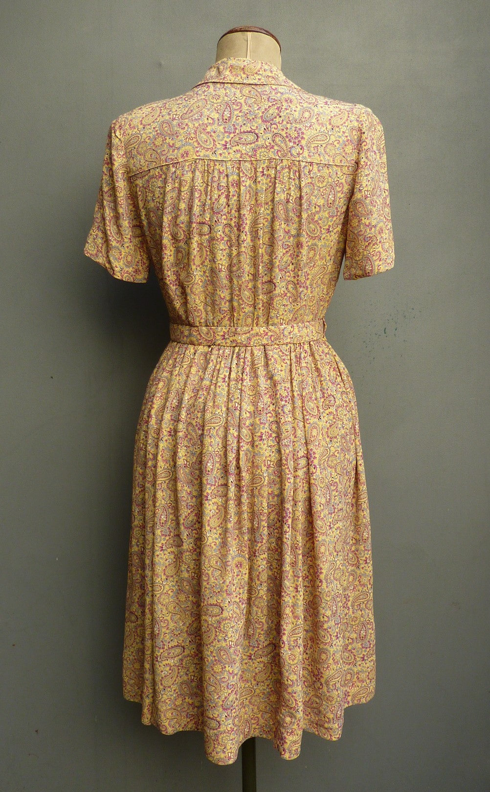 Vintage 1940s Dress Paisley Rayon Crepe Yellow Magenta Print UK M
