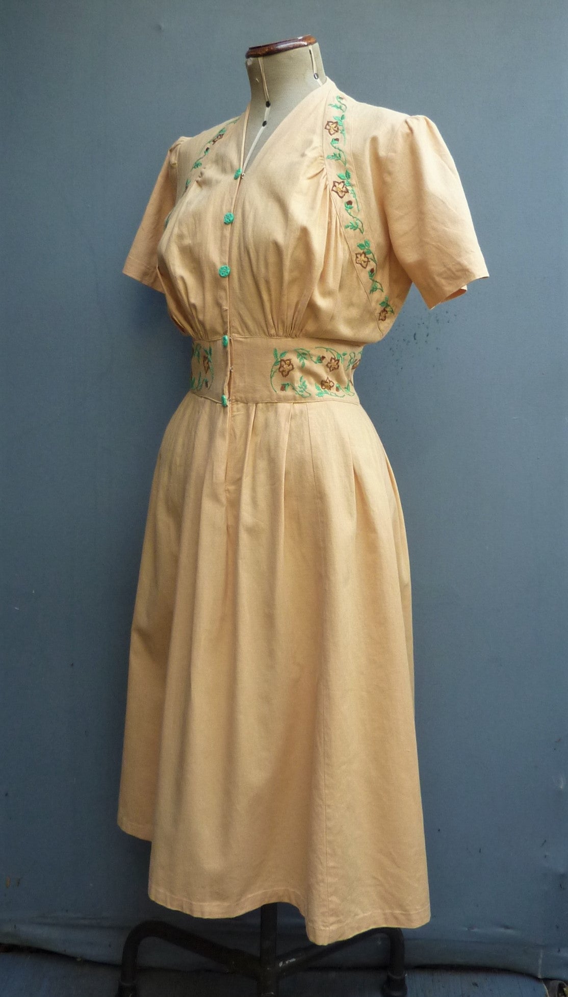 Delightful Original 1940s Shirtwaister Dress Pale Apricot Floral Embroidered UK S/M