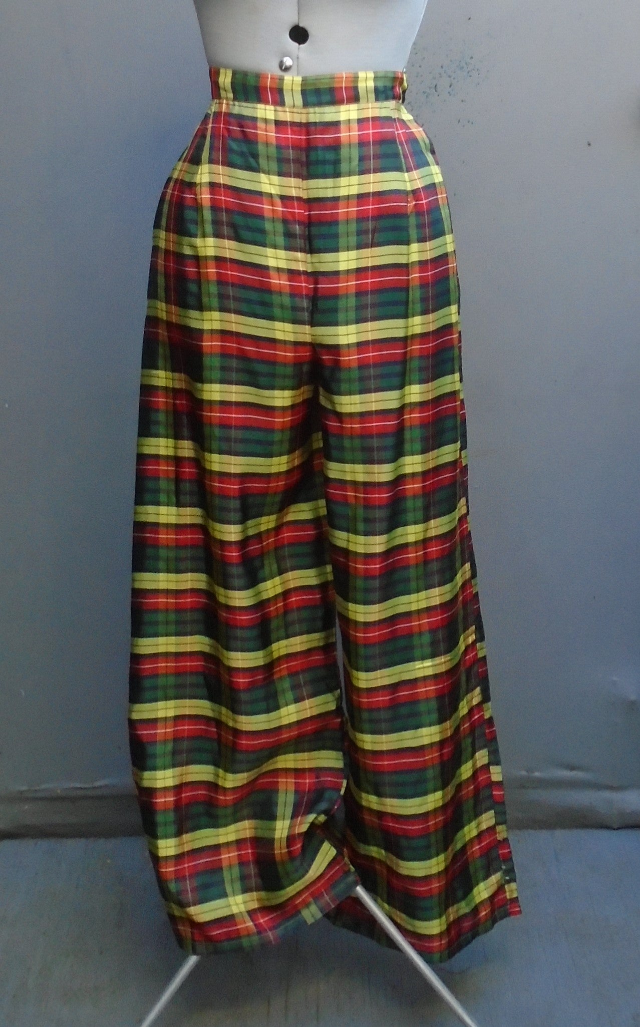 Rare 1940s WW2 50s Lounging Pyjamas PJs Tartan Plaid Rayon UK S