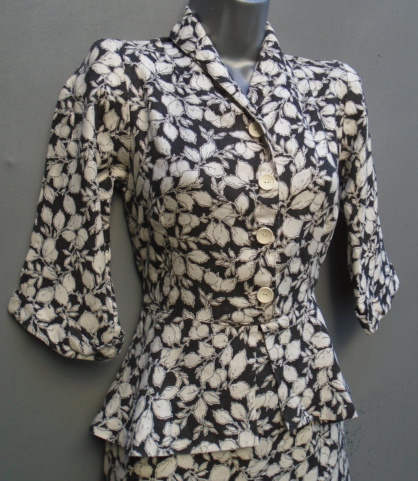 Vintage 1930s 40s WW2 Dress Handmade Black White Floral Novelty Print UK XS