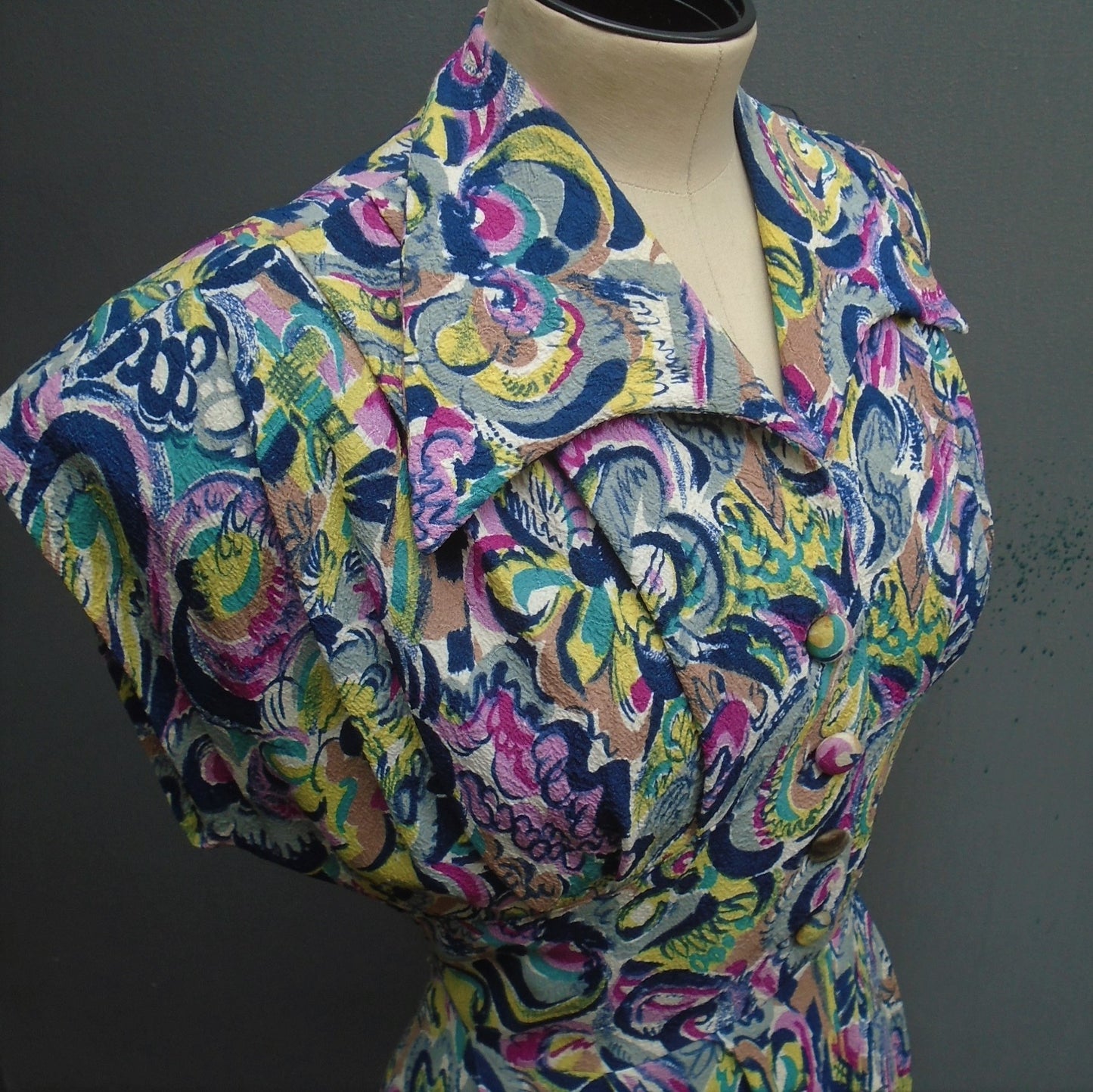 Superb Vintage 1940s Dress Bold Floral Novelty Print UK S