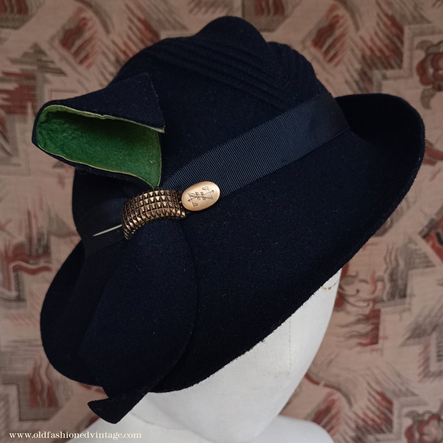 Vintage 1930s 1940s Black Felt Hat Green Suede Trim Brass Tone Hat Pin