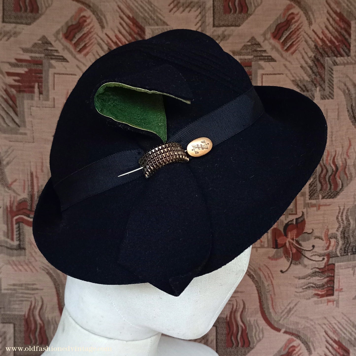 Vintage 1930s 1940s Black Felt Hat Green Suede Trim Brass Tone Hat Pin