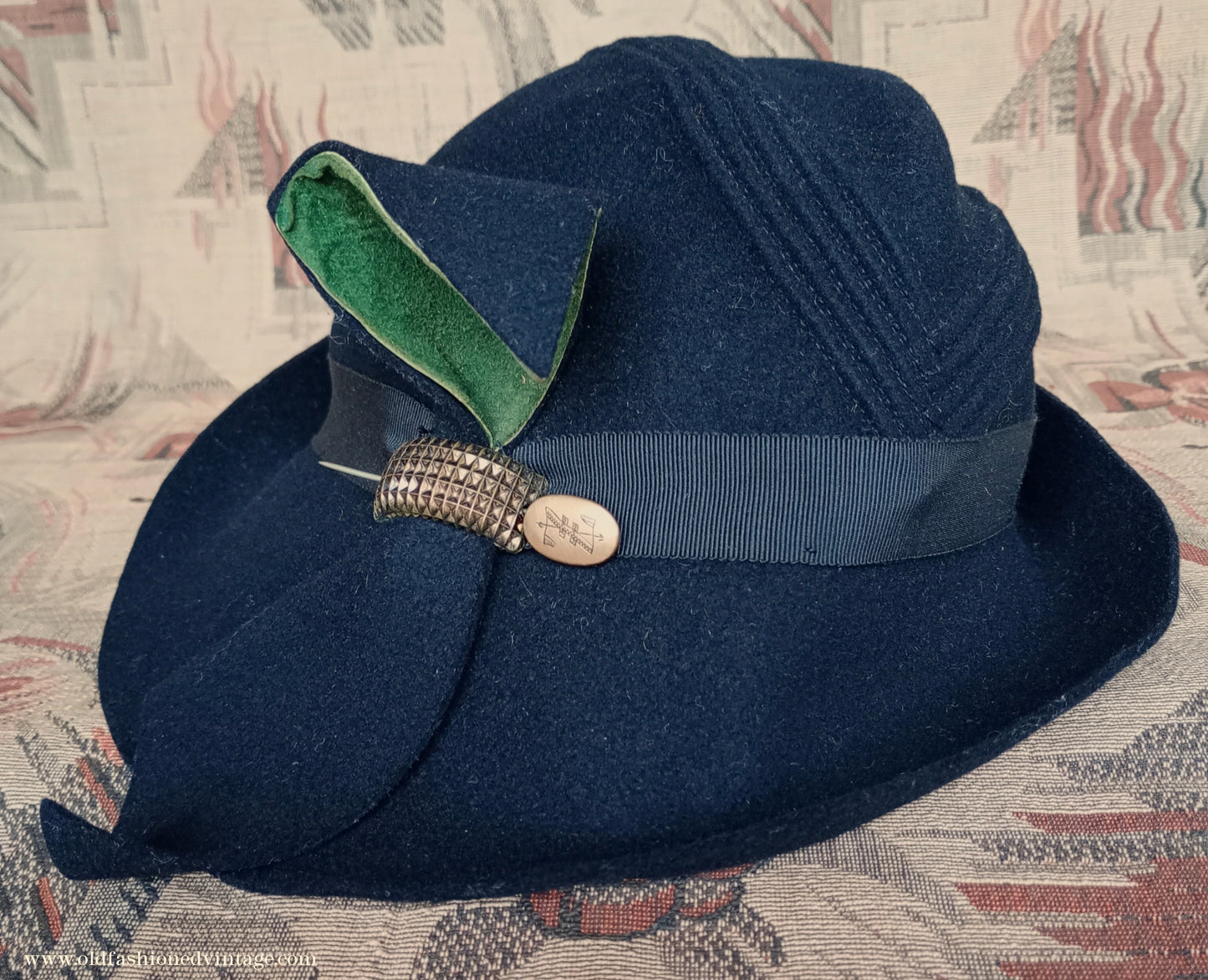 Vintage 1930s 1940s Black Felt Hat Green Suede Trim Brass Tone Hat Pin