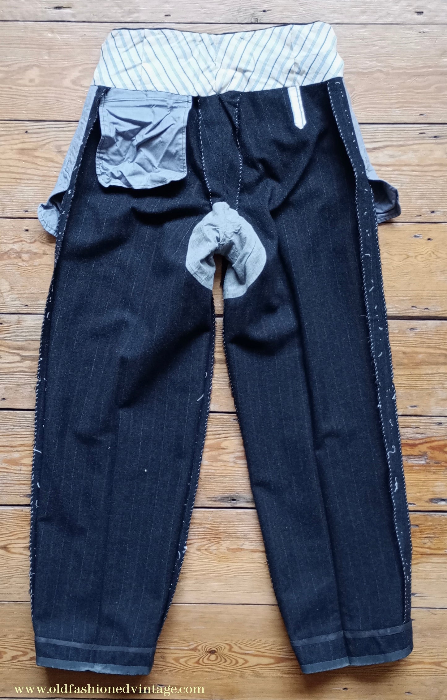 Vintage Mens 1930s French 3 Piece Suit Bespoke Tailored Charcoal Grey Pinstripe Wool 36" Long