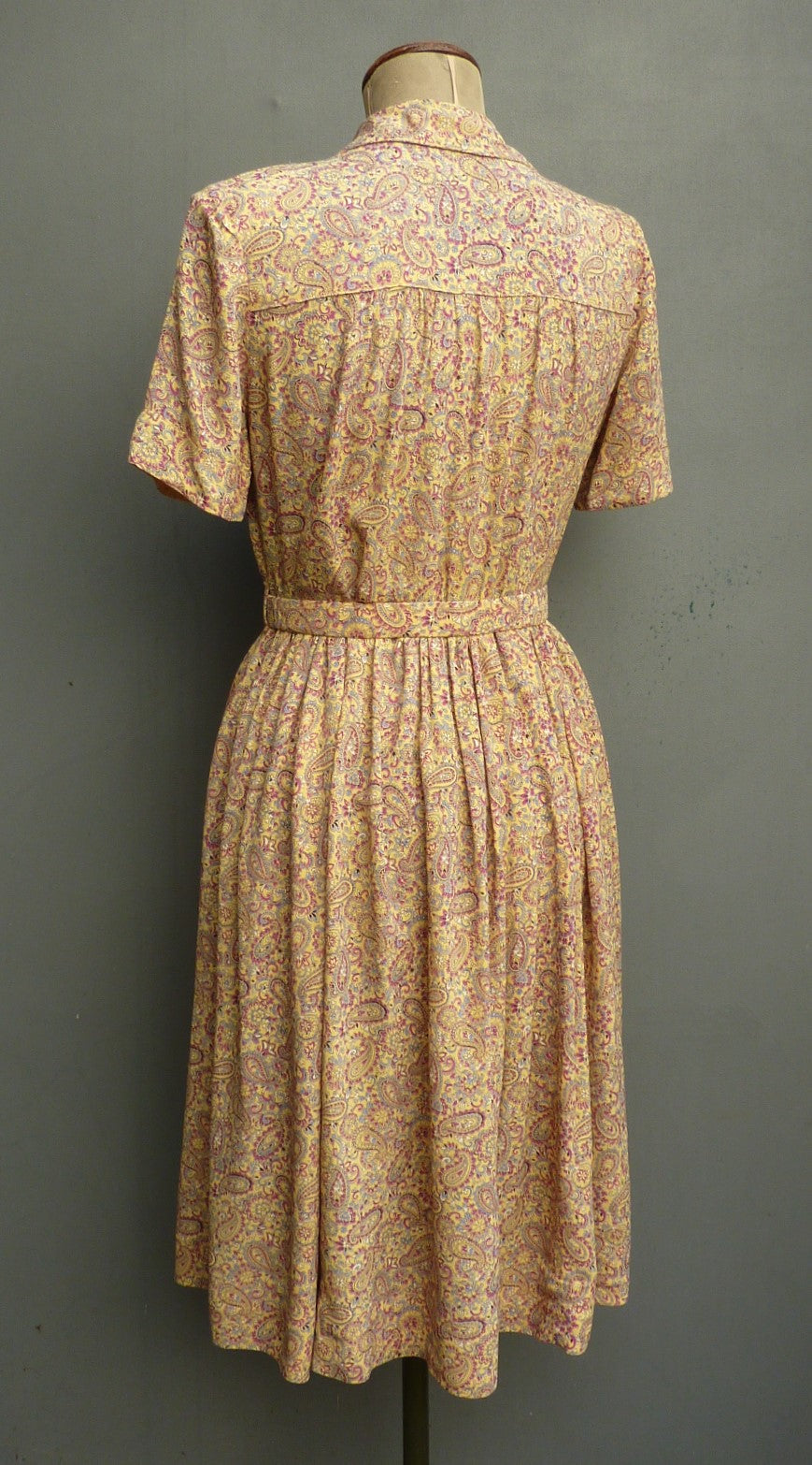 Vintage 1940s Dress Paisley Rayon Crepe Yellow Magenta Print UK M