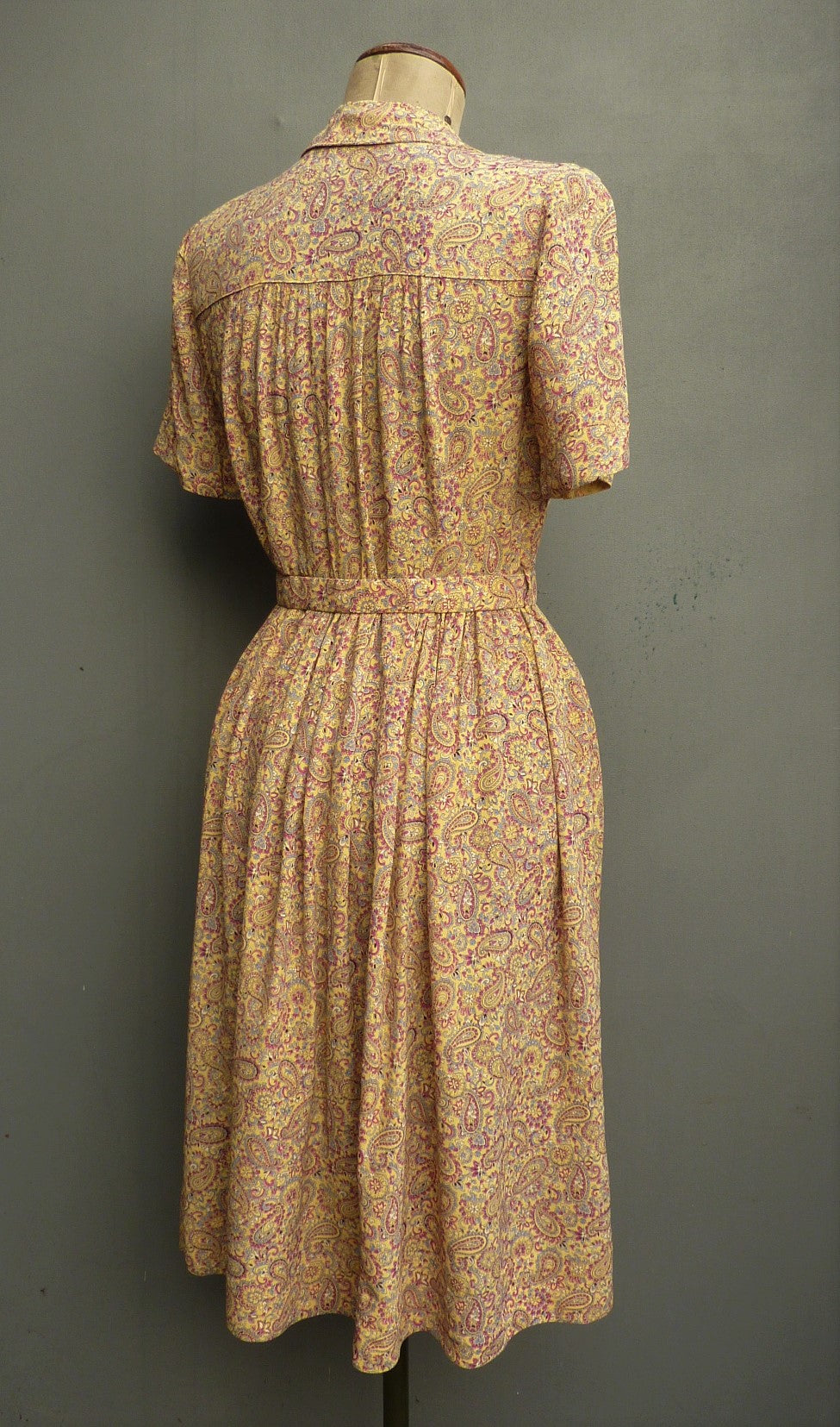 Vintage 1940s Dress Paisley Rayon Crepe Yellow Magenta Print UK M