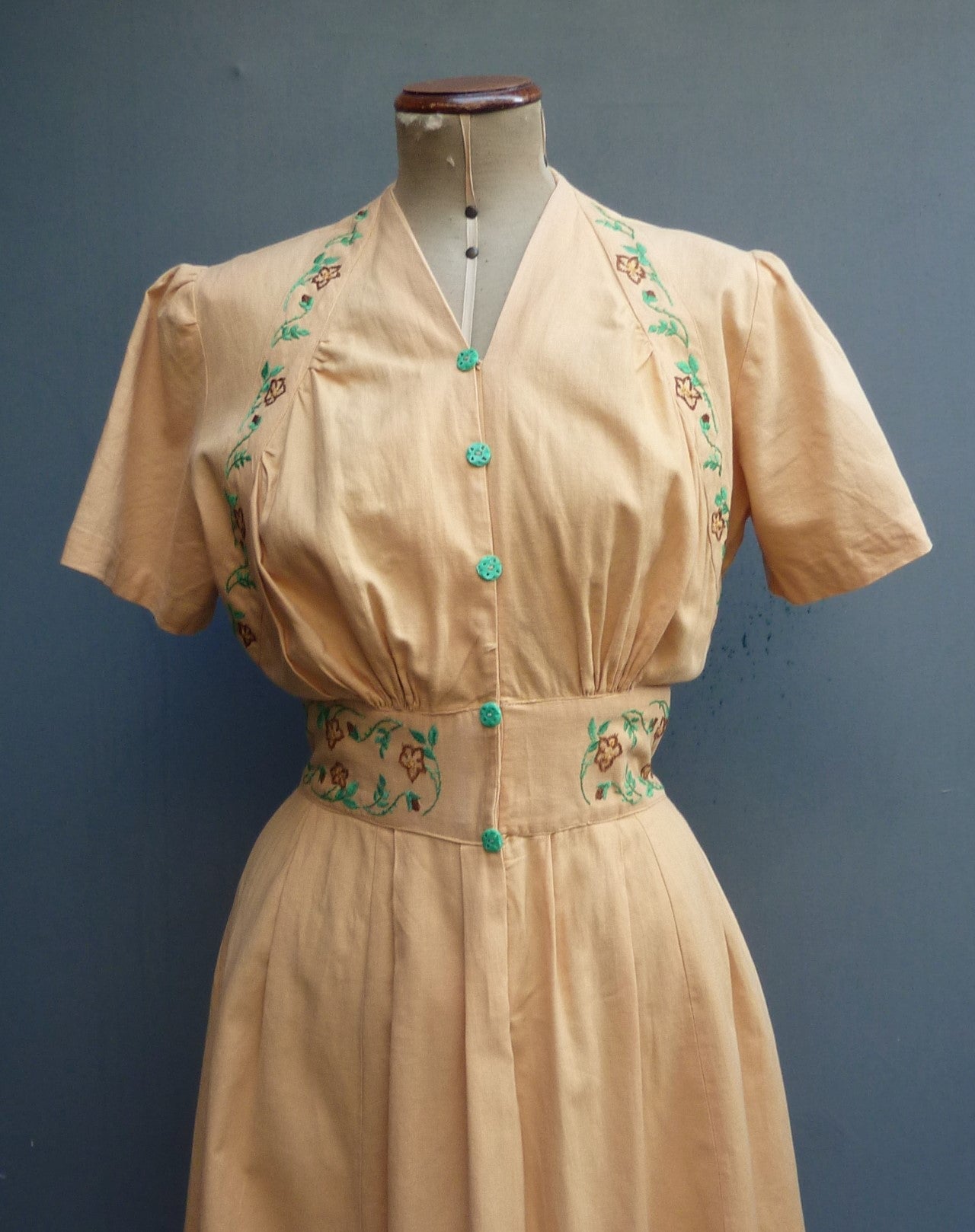 Delightful Original 1940s Shirtwaister Dress Pale Apricot Floral Embroidered UK S/M