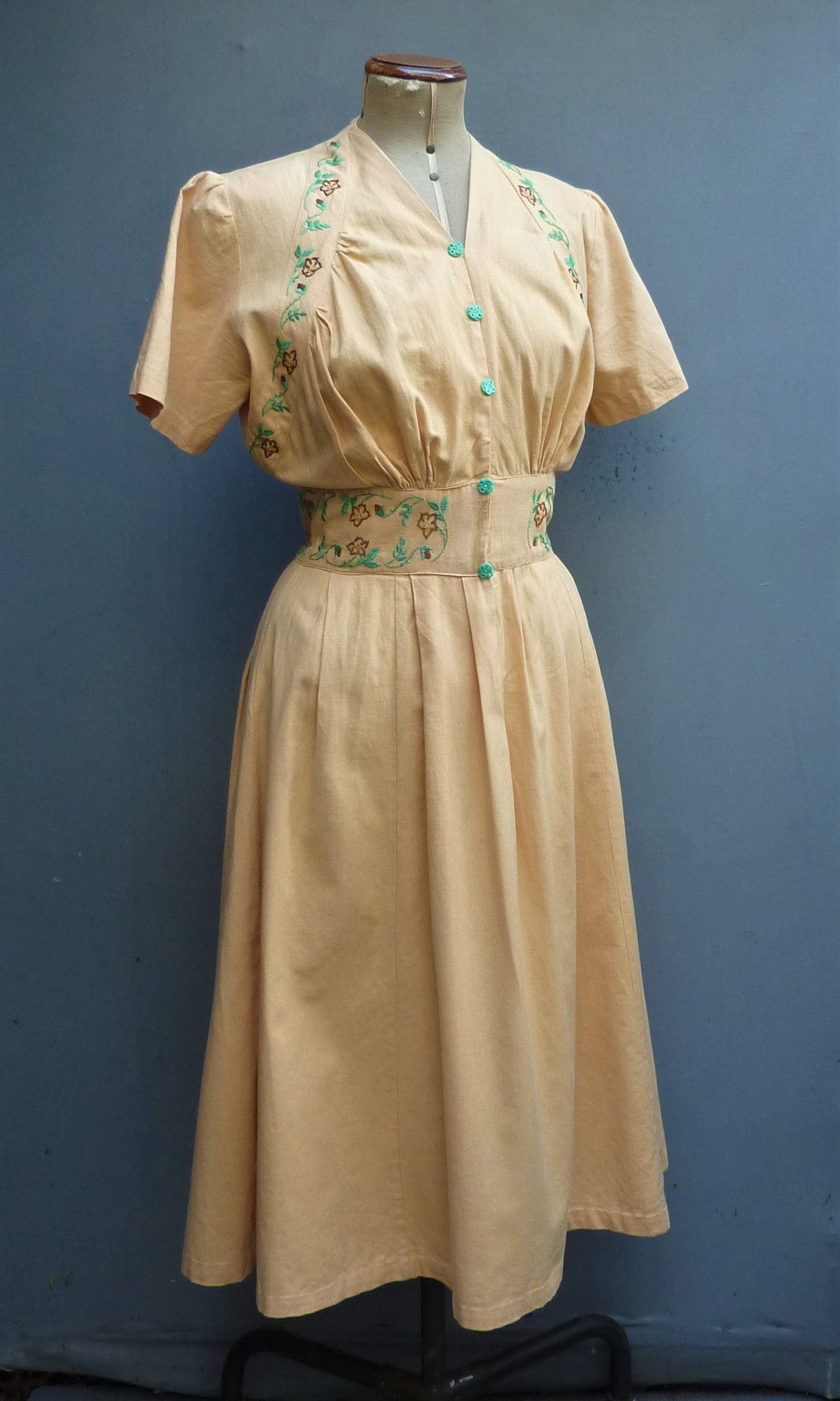 Delightful Original 1940s Shirtwaister Dress Pale Apricot Floral Embroidered UK S/M