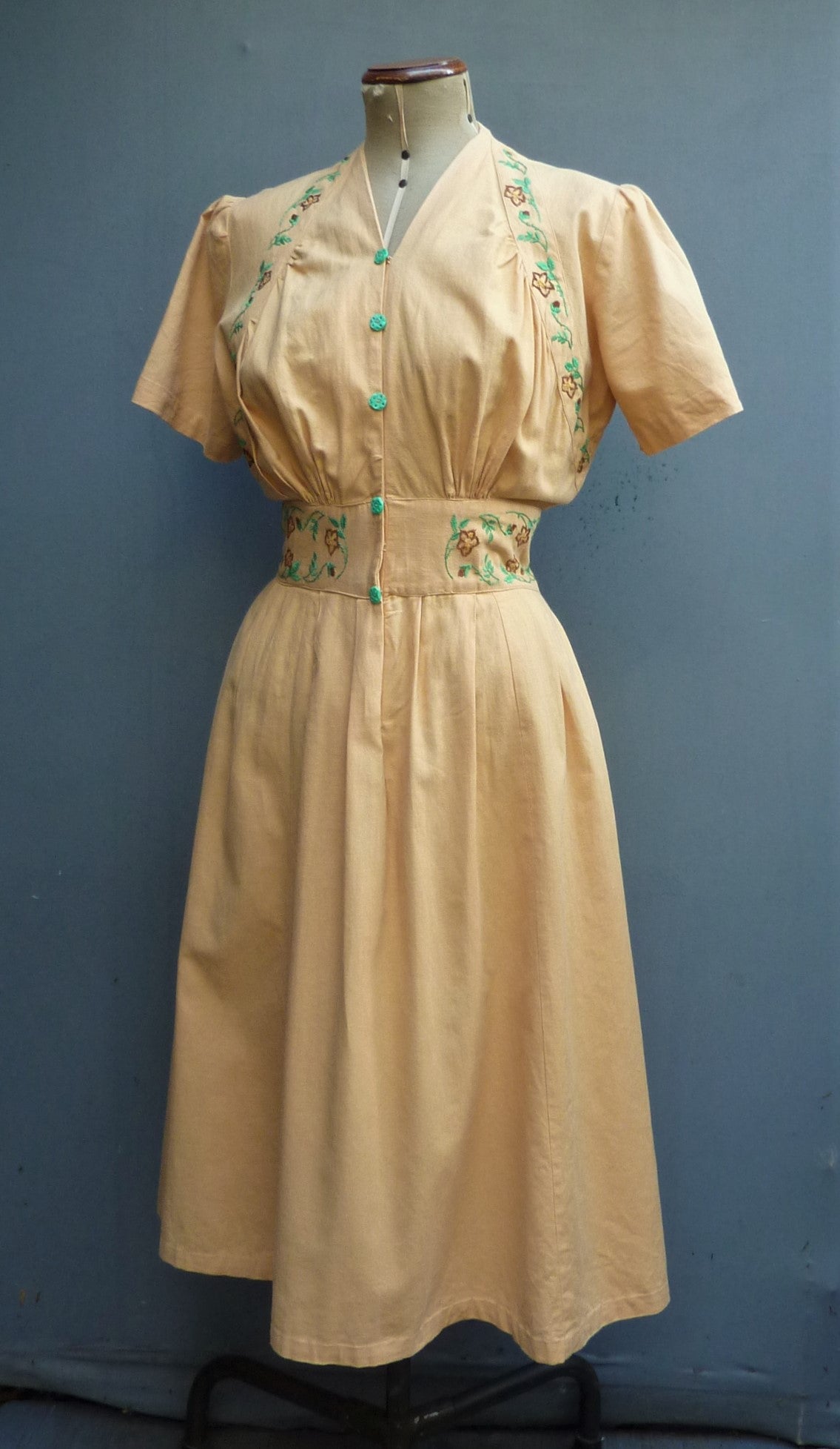 Delightful Original 1940s Shirtwaister Dress Pale Apricot Floral Embroidered UK S/M