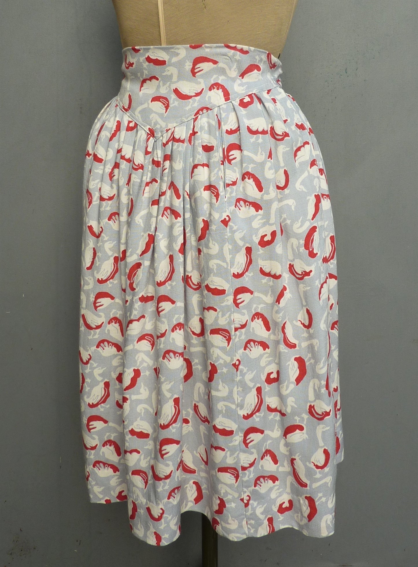 Wonderful Vintage 1940s Skirt Bold Novelty Goose Print Geese Ducks UK XS