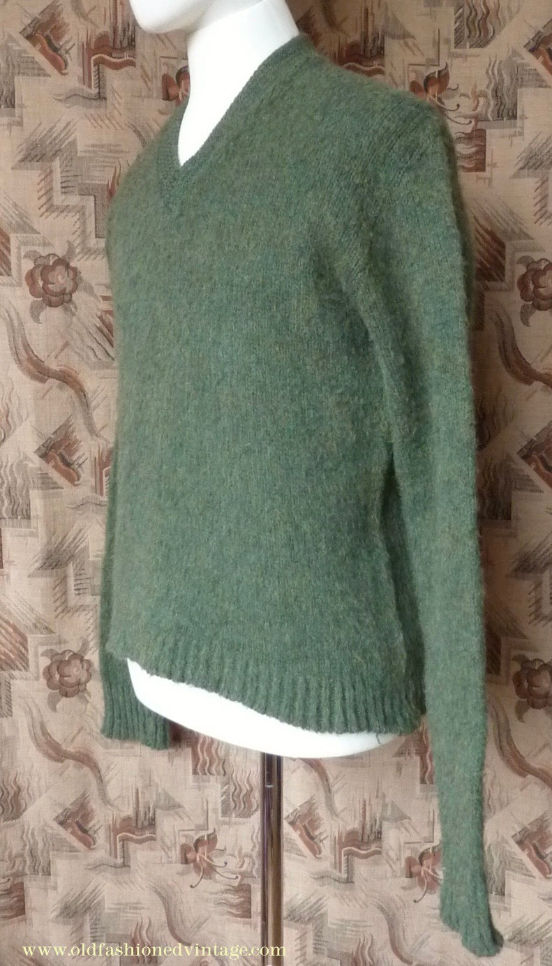 Vintage Mens 1950s Fuzzy Mohair V Neck Sweater Jumper Moss Green L