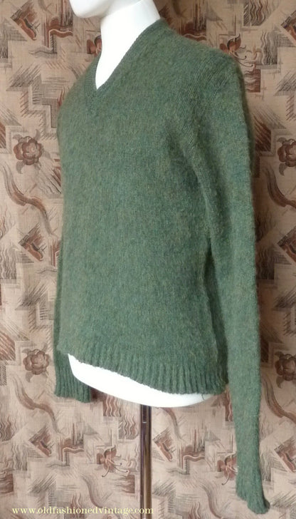Vintage Mens 1950s Fuzzy Mohair V Neck Sweater Jumper Moss Green L