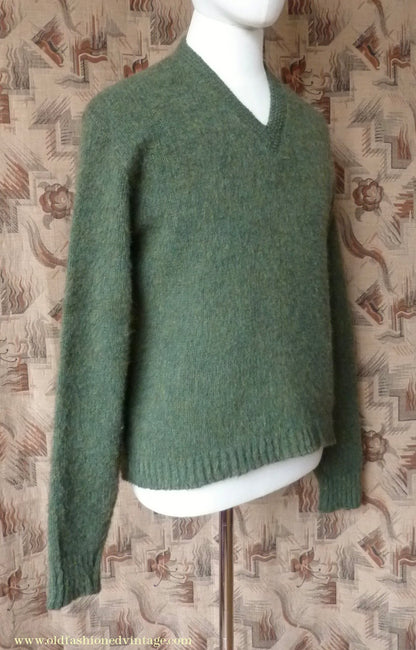 Vintage Mens 1950s Fuzzy Mohair V Neck Sweater Jumper Moss Green L