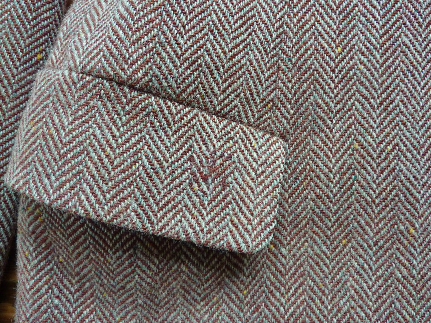 Vintage Mens 1940s Tweed Suit 2 Piece Single Breasted Brown Green Flecked Herringbone Wool 42" Extra Long
