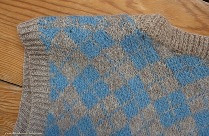 Vintage Mens 1940s 1950s Hand Knitted Argyle Fair Isle Slipover Sweater Vest Beige Blue Diamond Fairisle Tank Top S / XS