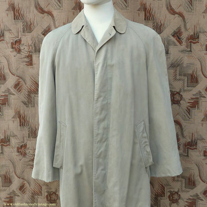 Vintage Mens 1950s 1960s Single Breasted Raglan Raincoat Khaki Beige Trench Coat Mac XS