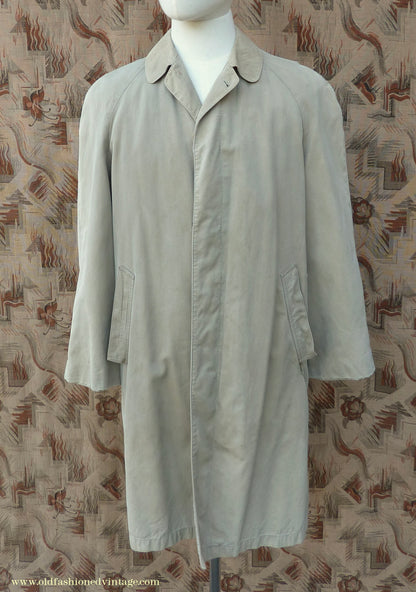 Vintage Mens 1950s 1960s Single Breasted Raglan Raincoat Khaki Beige Trench Coat Mac XS