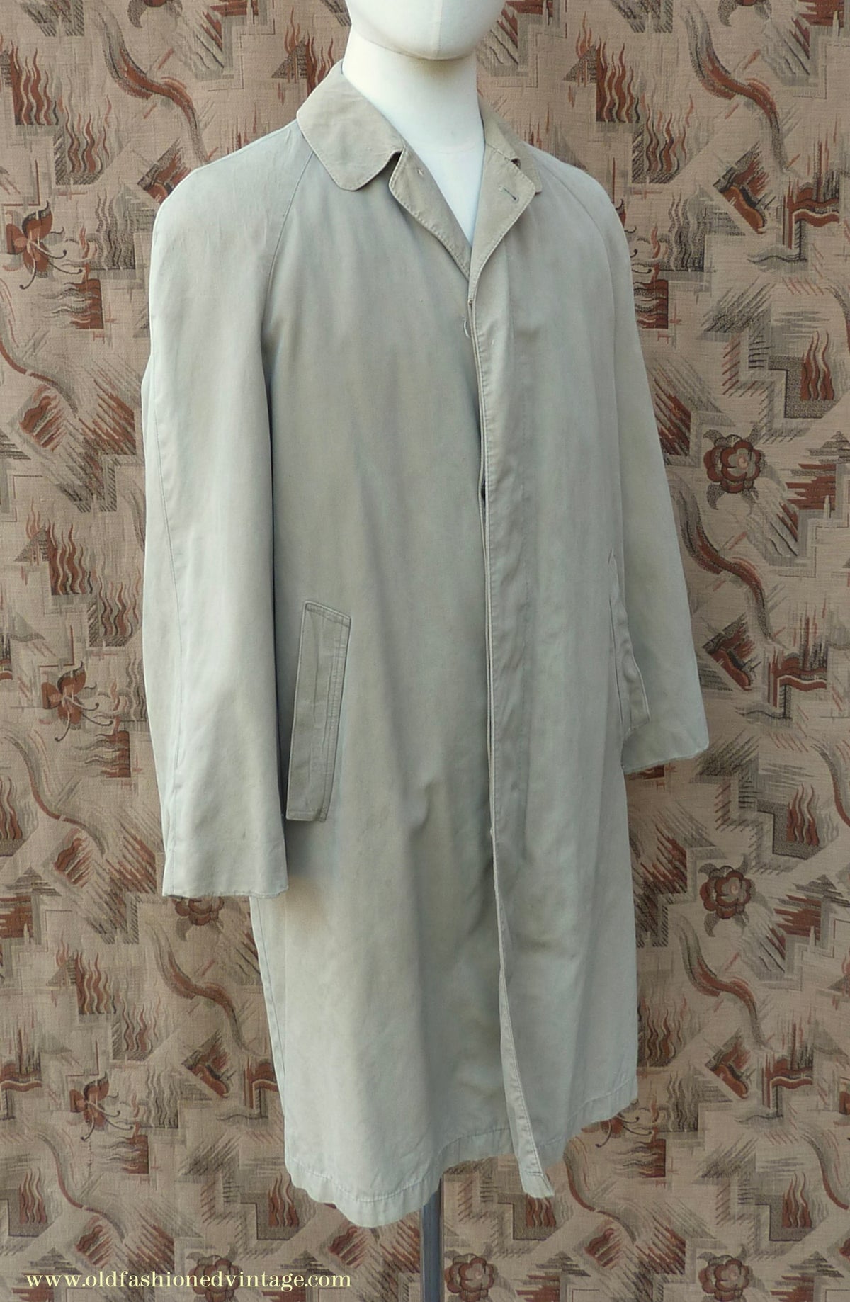 Vintage Mens 1950s 1960s Single Breasted Raglan Raincoat Khaki Beige Trench Coat Mac XS