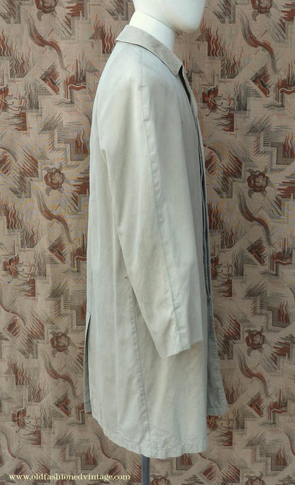 Vintage Mens 1950s 1960s Single Breasted Raglan Raincoat Khaki Beige Trench Coat Mac XS