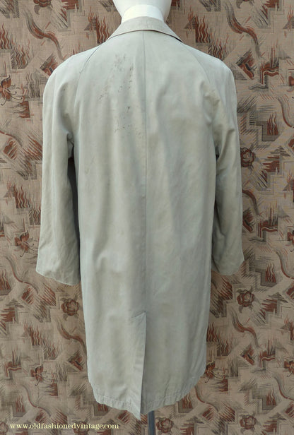 Vintage Mens 1950s 1960s Single Breasted Raglan Raincoat Khaki Beige Trench Coat Mac XS
