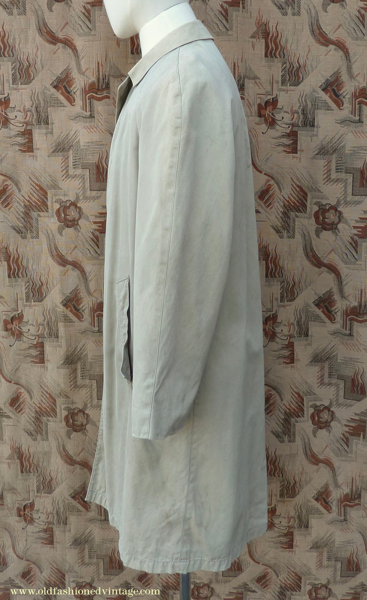 Vintage Mens 1950s 1960s Single Breasted Raglan Raincoat Khaki Beige Trench Coat Mac XS