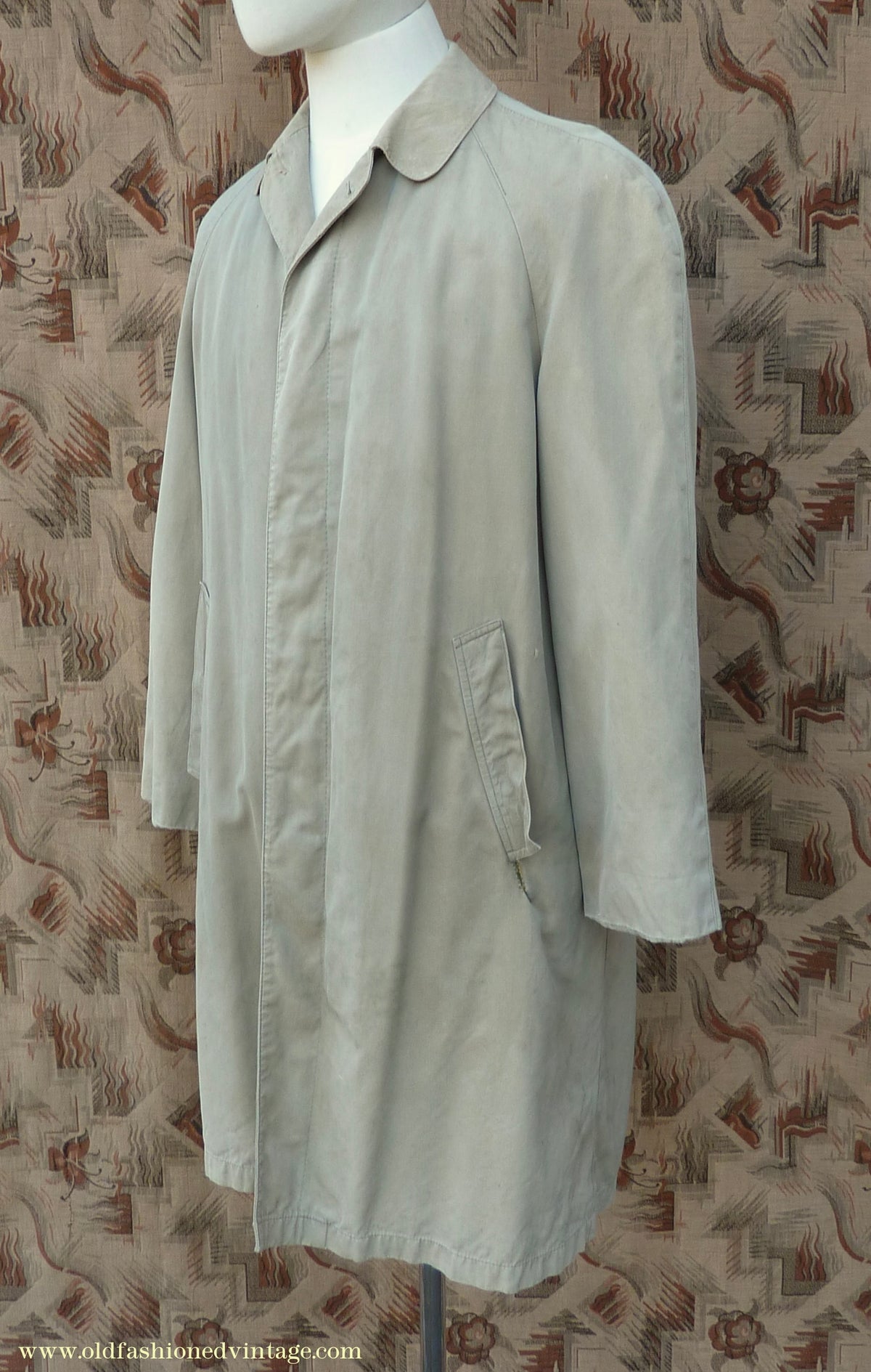 Vintage Mens 1950s 1960s Single Breasted Raglan Raincoat Khaki Beige Trench Coat Mac XS