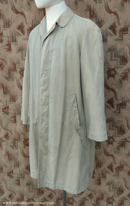 Vintage Mens 1950s 1960s Single Breasted Raglan Raincoat Khaki Beige Trench Coat Mac XS