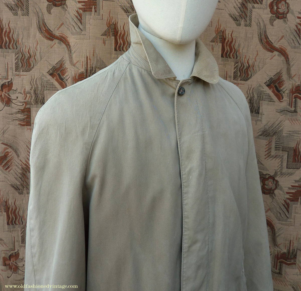 Vintage Mens 1950s 1960s Single Breasted Raglan Raincoat Khaki Beige Trench Coat Mac XS