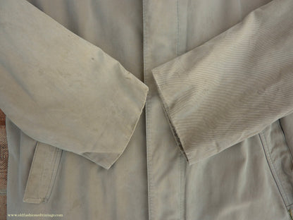 Vintage Mens 1950s 1960s Single Breasted Raglan Raincoat Khaki Beige Trench Coat Mac XS